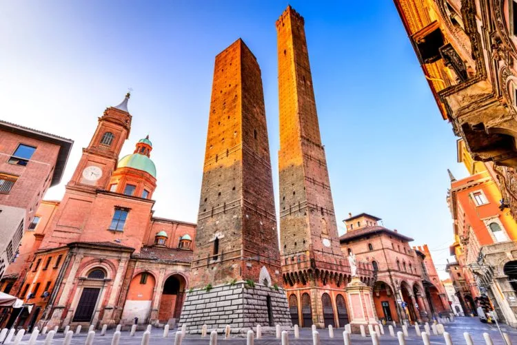 vista delle torri iconiche di Bologna