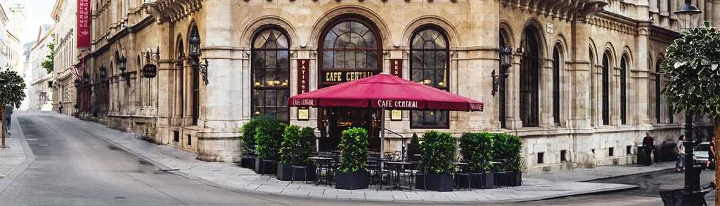 Vista interior de un café histórico en Viena