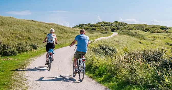 Frau auf Radweg