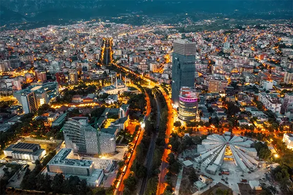 Vista da capital albanesa