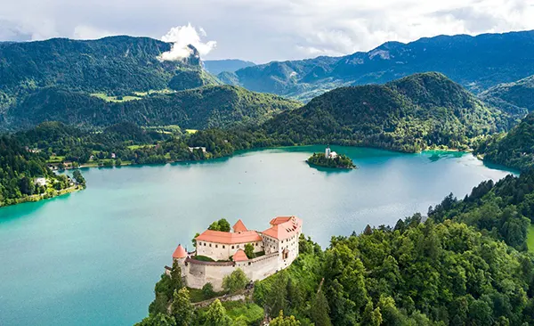 Caminho junto ao lago